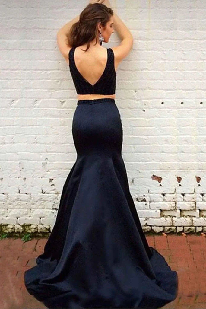 Vestido de fiesta elegante de dos piezas con cola larga y corte sirena en negro con cuentas